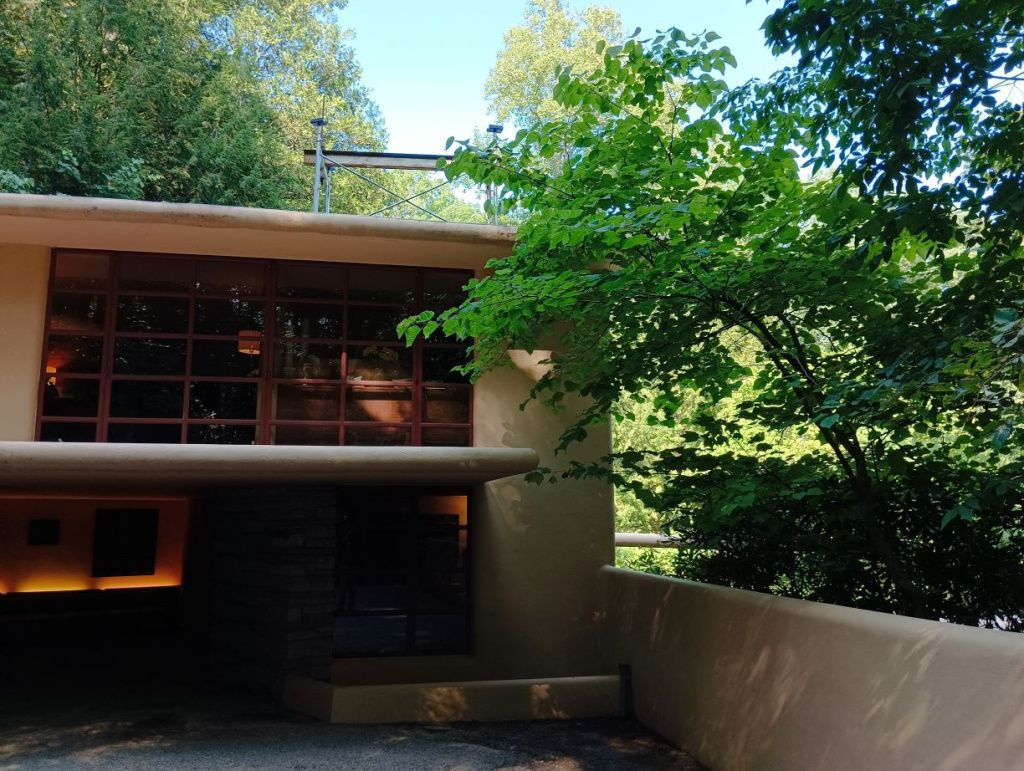 Cum arată Fallingwater, cea mai frumoasă casă din America, construită pe o cascadă - Imagine 53