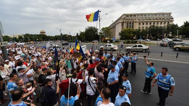 Angajatii Dacia ies in strada, de teama ca salariile ar putea sa scada din 2018