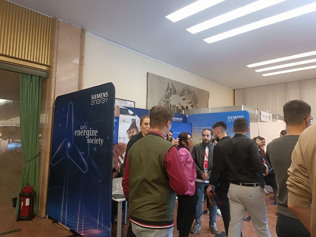 Se mai numără toamna joburile sau nu? REPORTAJ de la târgul Angajatori de Top. Domeniile "žvedet - Imagine 14