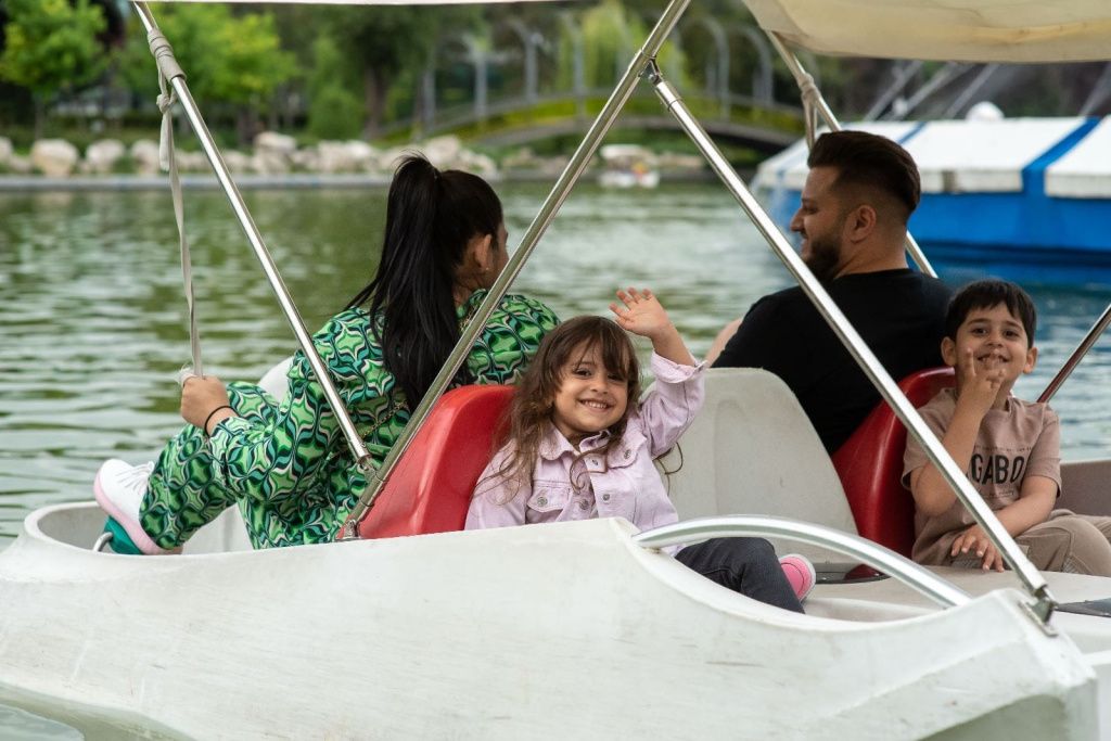 FOTO: Bucureștenii se vor putea plimba gratuit cu barca, pe lacul din Parcul Drumul Taberei, de PaÈ - Imagine 1