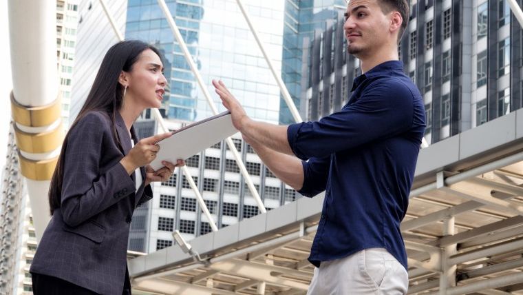 Bancile nu mai au voie sa isi stimuleze angajatii sa vanda clientilor produse inutile sau mai scumpe decat este cazul