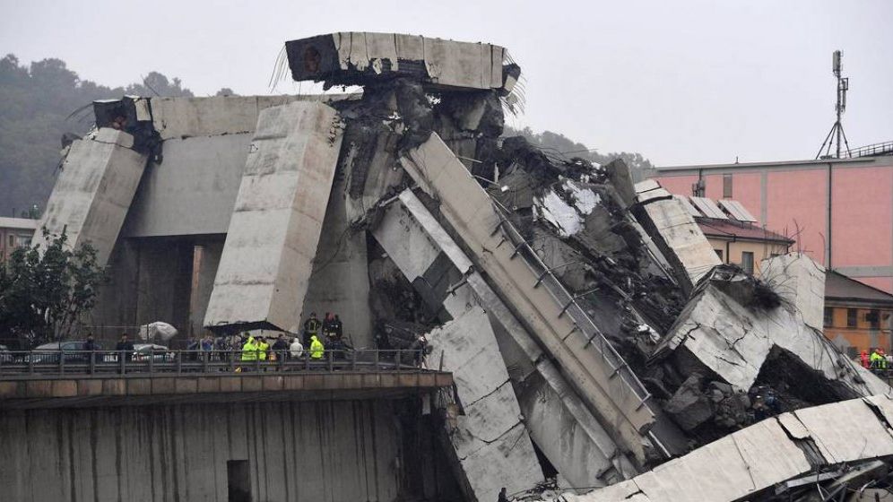 UPDATE Doi romani au murit in urma prabusirii unei portiuni din viaductul autostrazii A10, in Italia. Bilantul a crescut la 35 de morti