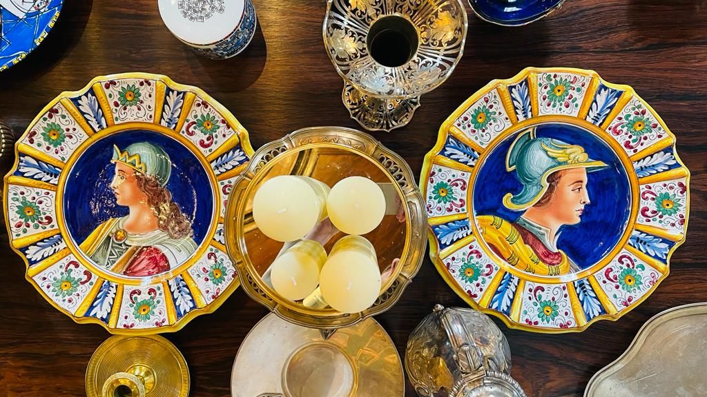 Ce cadou să-i iei în luna iubirii unei persoane îndrăgostite de artă. Magazinul care vinde opere clasice și contemporane, bijuterii sau accesorii