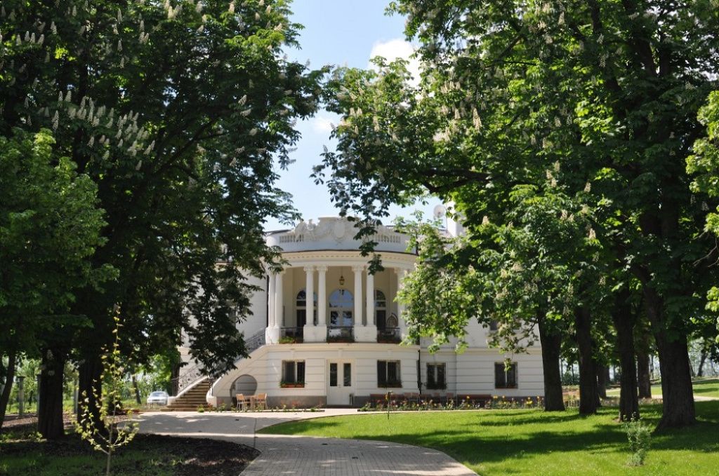 FOTO: Așa arată White House de Oltenia, conacul românesc care seamănă izbitor cu reședința of - Imagine 7