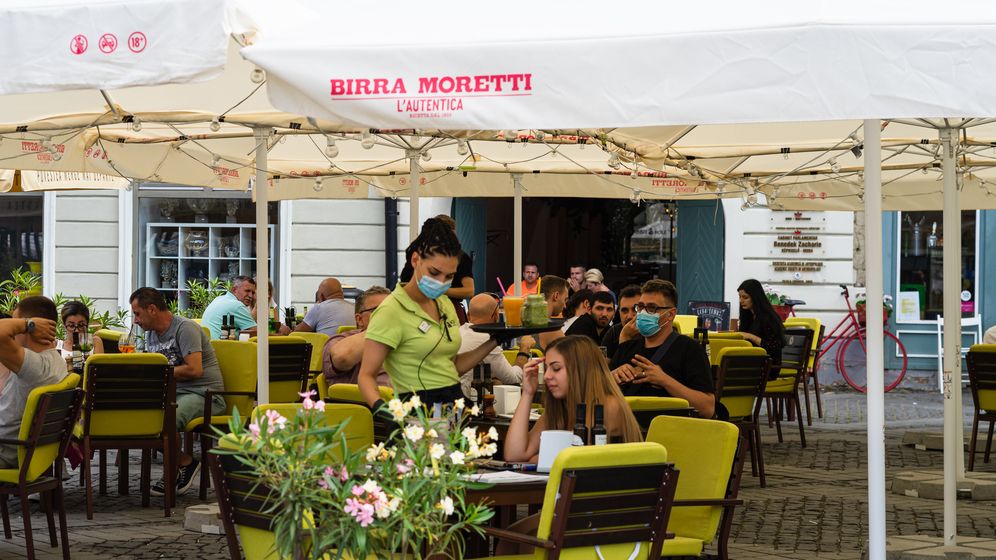 România, într-o relaxare timpurie? Ce spun medicii despre renunțarea la mască în exterior