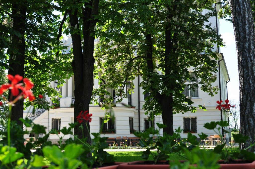 FOTO: Așa arată White House de Oltenia, conacul românesc care seamănă izbitor cu reședința of - Imagine 6