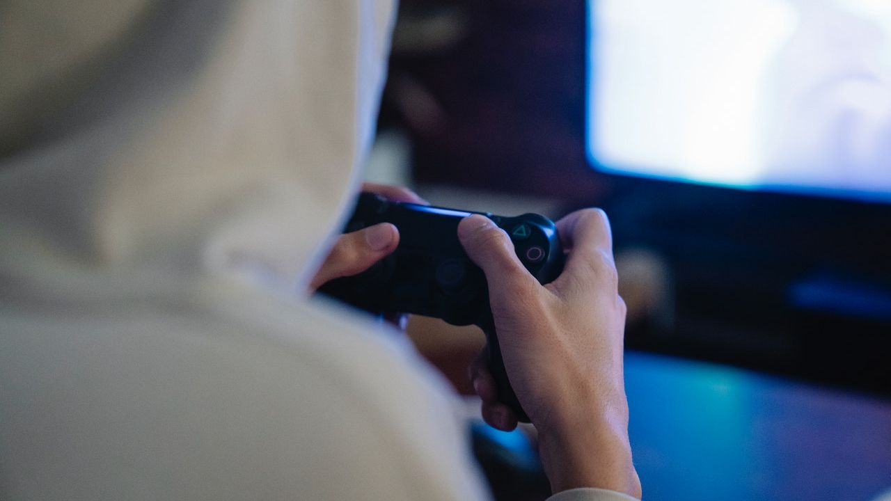 Lumina albastră: ce este și cum vă afectează somnul?