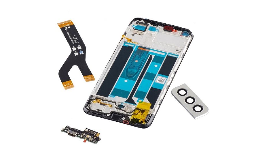 Ce face românul când i se strică telefonul? Analiză GSMnet.ro: ce piese cedează cel mai des