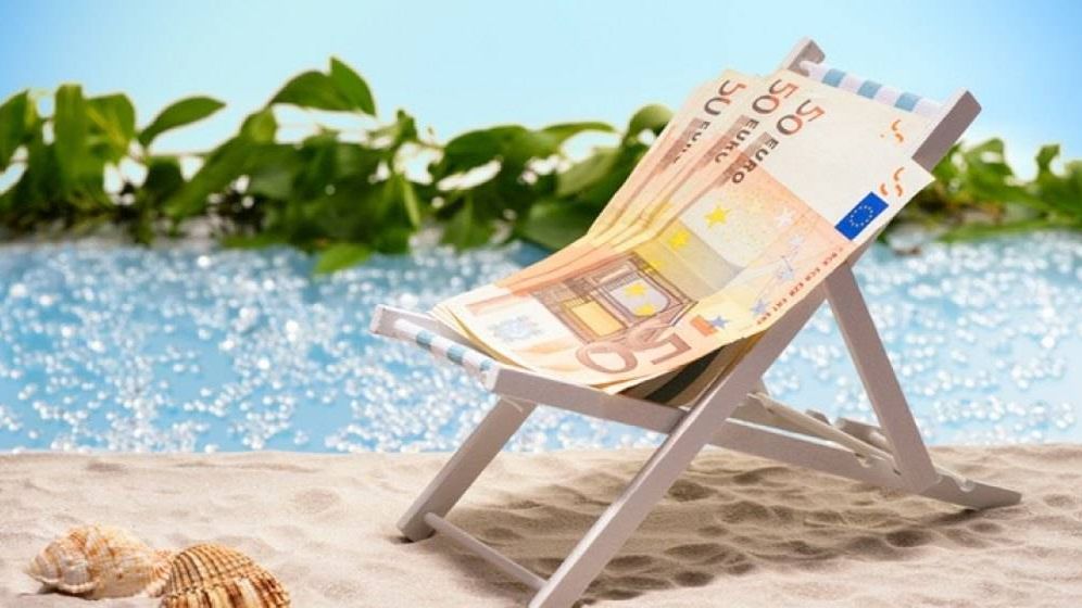 Cardul bate cash-ul? Cum își plătesc românii concediul în 2025