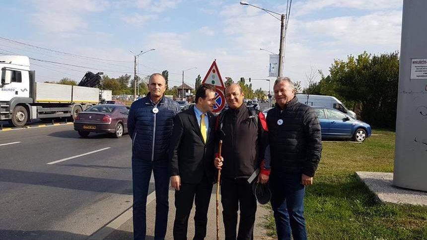 Primarul din Copsa Mica a ajuns pe jos la Bucuresti. Orban l-a intampinat la intrarea in Capitala
