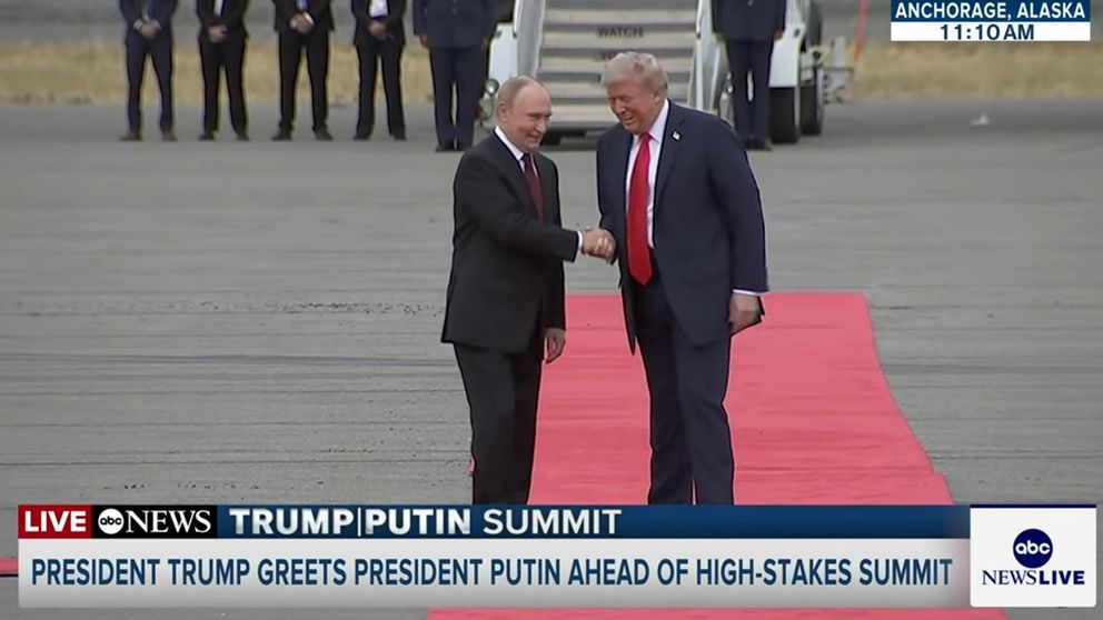 [FOTO] Primele imagini de la întâlnirea Trump-Putin. Un bombardier și avioane de luptă au survolat