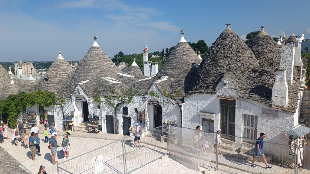 GALERIE FOTO: Alberobello, locul de unde s-au inspirat românii care au construit Castelul de Lut Va - Imagine 2
