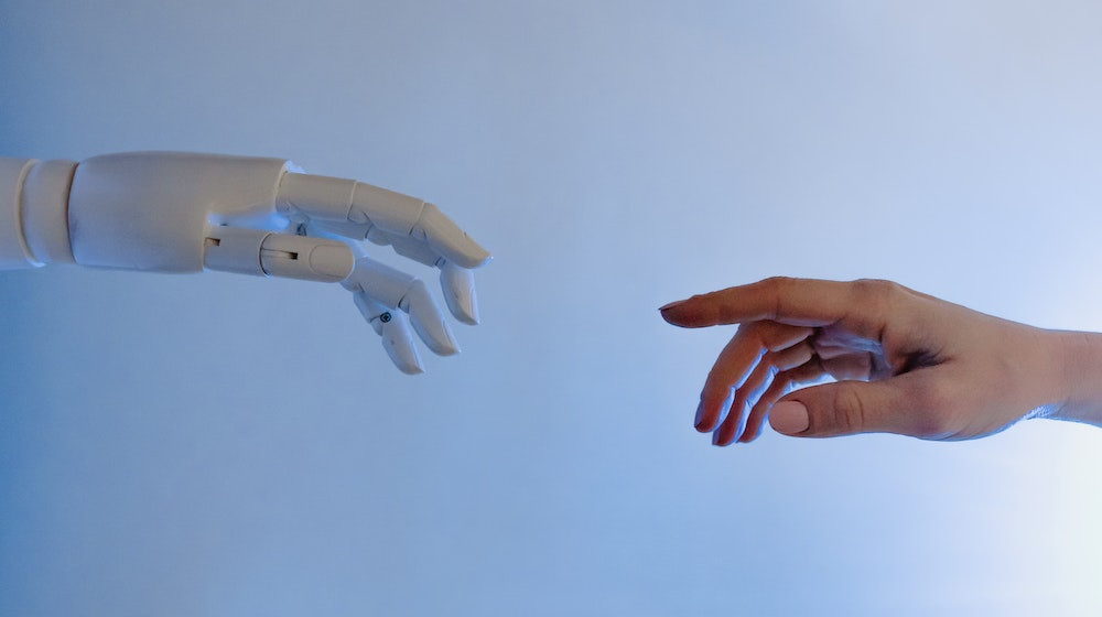 GRAFICE Cum arată relația românilor cu inteligența artificială: de ce le este frică și unde ar pune AI-ul să facă „muncă de bugetar”