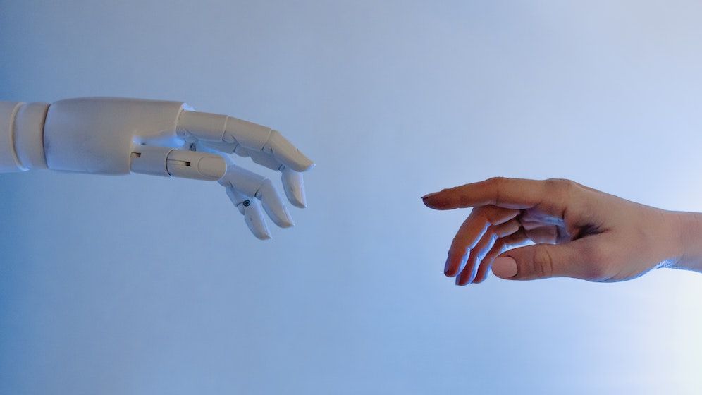Inteligența artificială, de la experiment la rutină. Expert digital: " Joburile nu dispar peste noapte, dar se transformă "