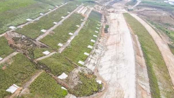 Alunecare de teren pe autostrada A10 Sebeș-Turda: un deal s-a prăbușit