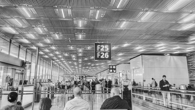 Franţa va introduce teste 'sistematice' pe aeroporturi pentru călătorii din ţările 'roşii'