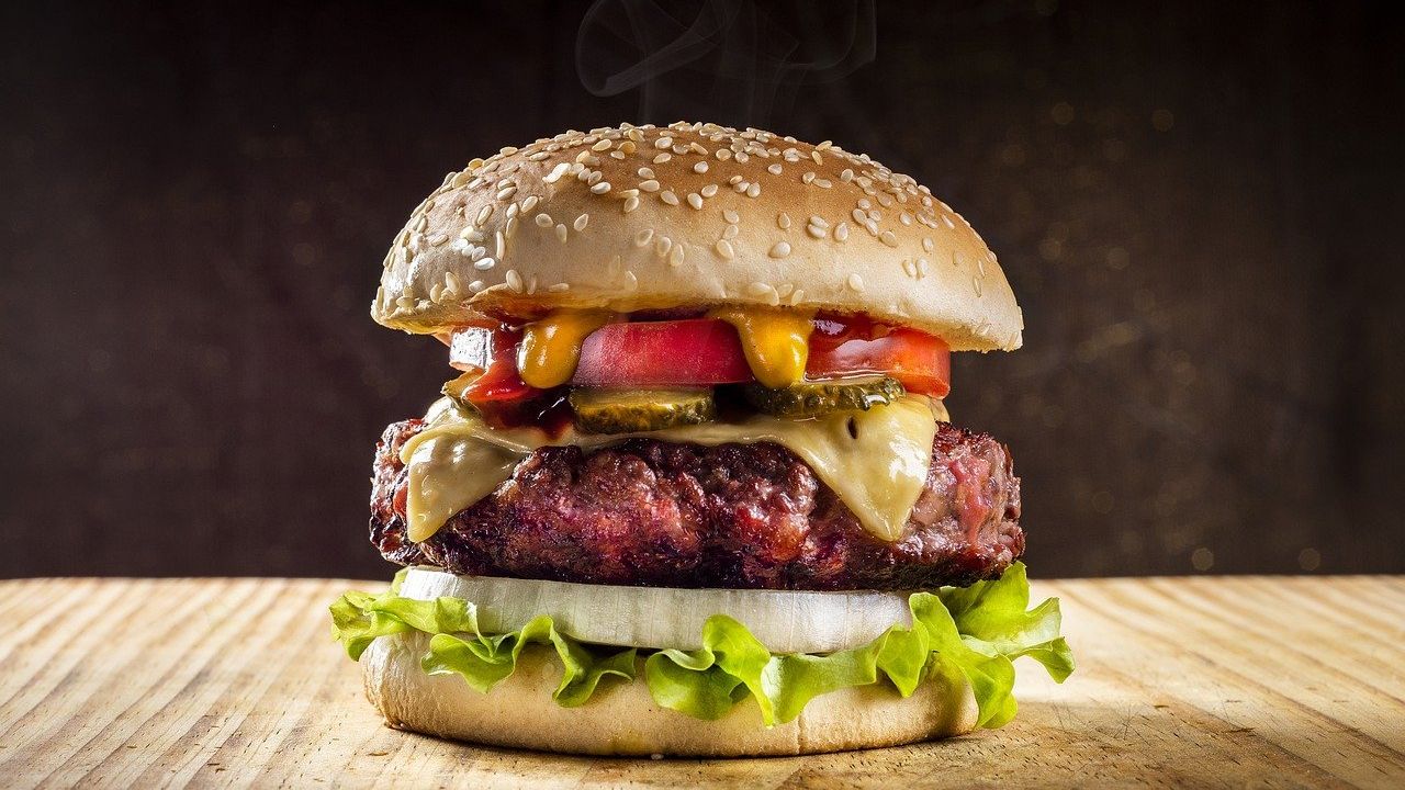 Burger, la prețul unei case: stadionul care vinde cel mai scump burger din lume