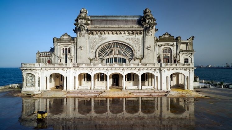 Cazinoul abandonat din Constanta vinde televizoare Sony in Marea Britanie, Irlanda si Germania