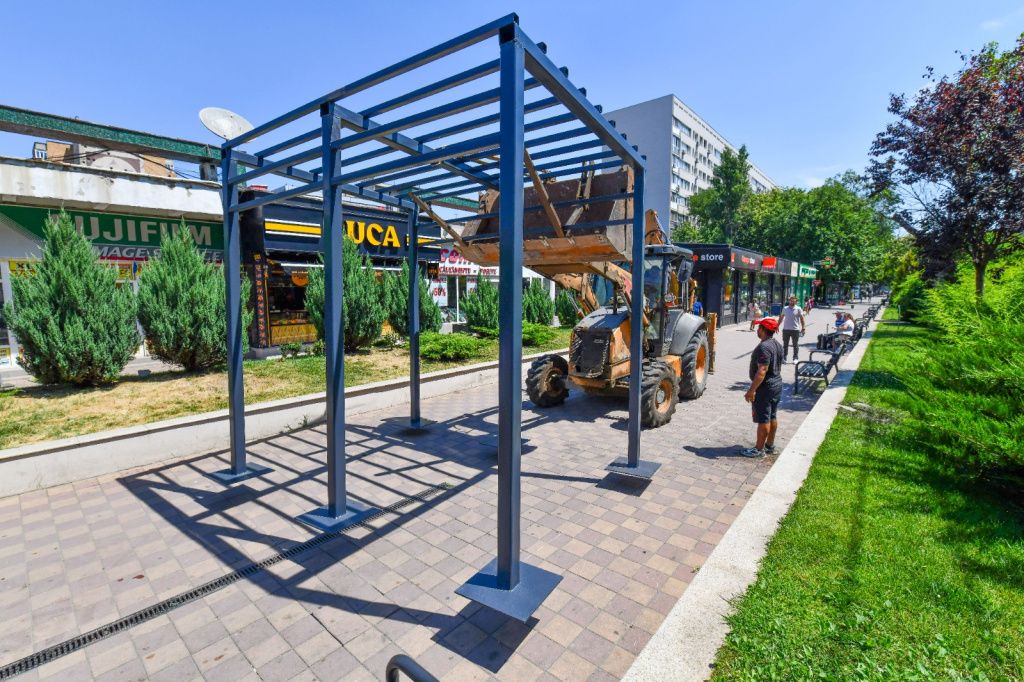 Ca-n afară: Capitala are primul duș stradal prin care bucureștenii se pot răcori - Imagine 6