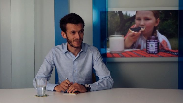 Si-a vandut telefonul si a imprumutat niste bani de la un prieten. Acum produsele lui stau pe raftul marilor retaileri
