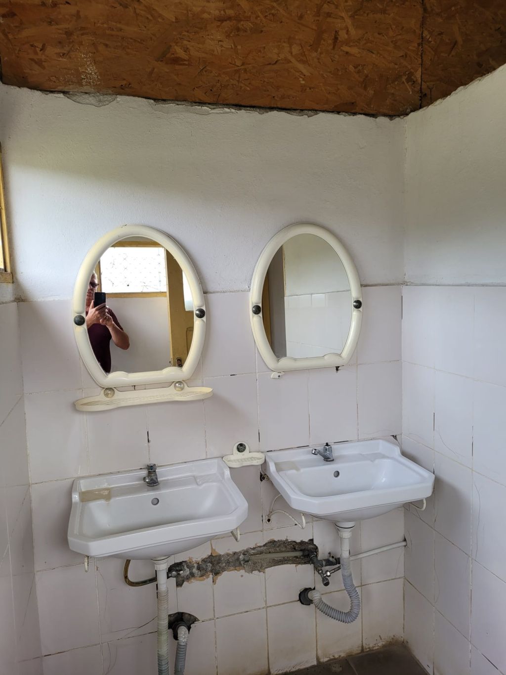 GALERIE FOTO: Cum ar fi ca toaletele din fundul curții să fie mutate în interiorul școlii? O aso - Imagine 5