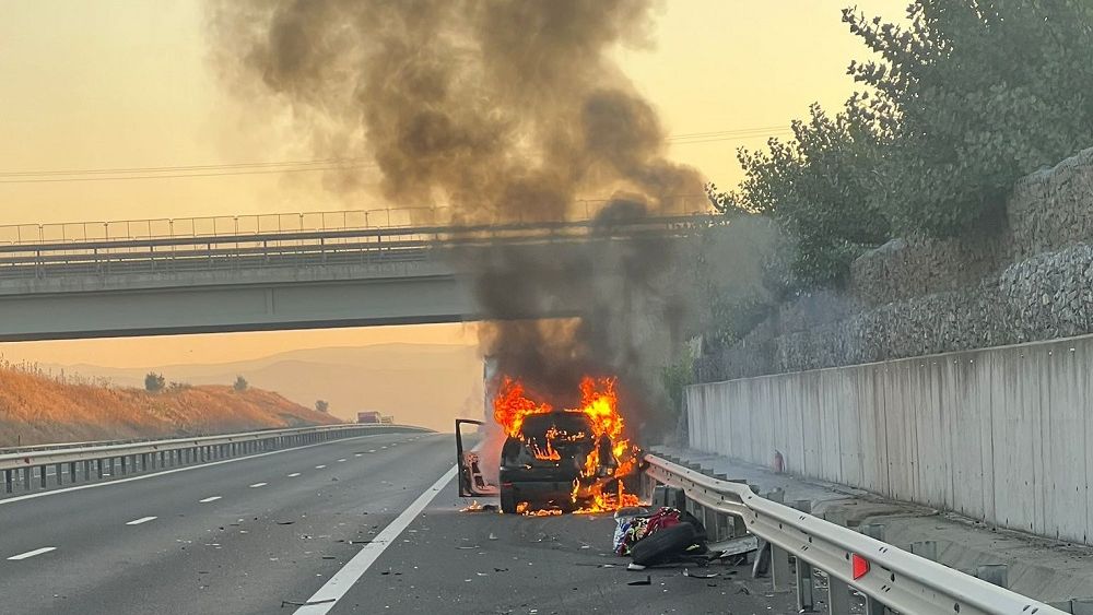 FOTO: Incendiu pe autostrada A1. O mașină a luat foc după ce a avut loc un accident