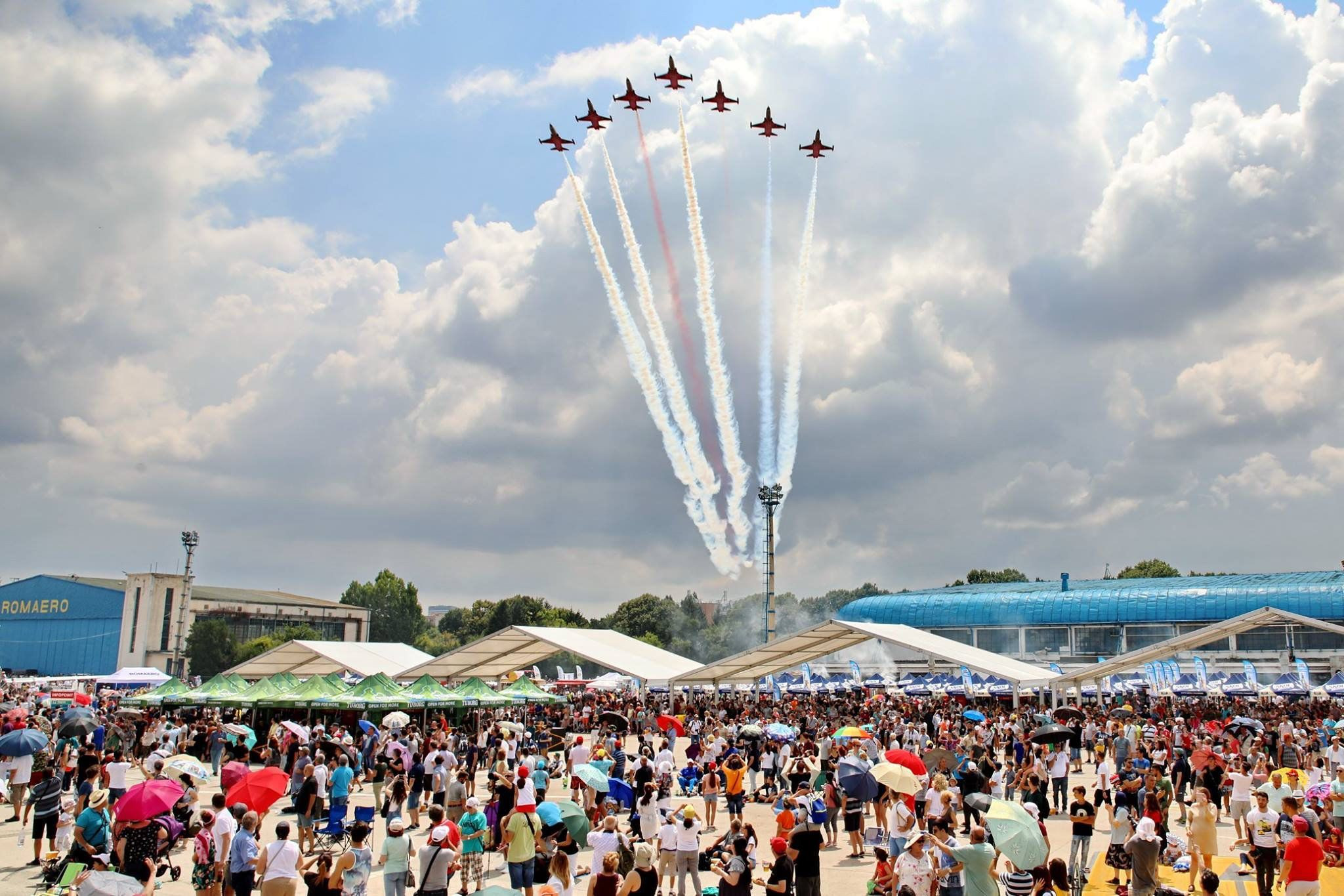Avioane de luptă și acrobații pe cerul Capitalei: programul BIAS 2026 și cum poate ajunge publicul la Băneasa