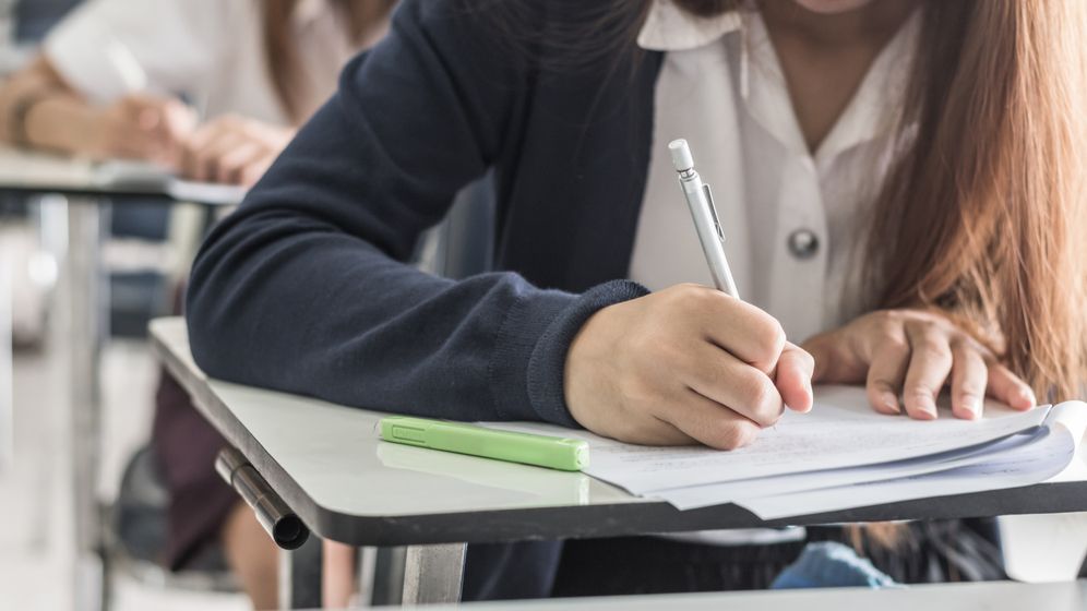 Mediile pentru elevii din a XII-a, a XIII-a şi de la seral pot fi încheiate până pe 9 iunie iar perioada de înscriere la Bac a fost prelungită