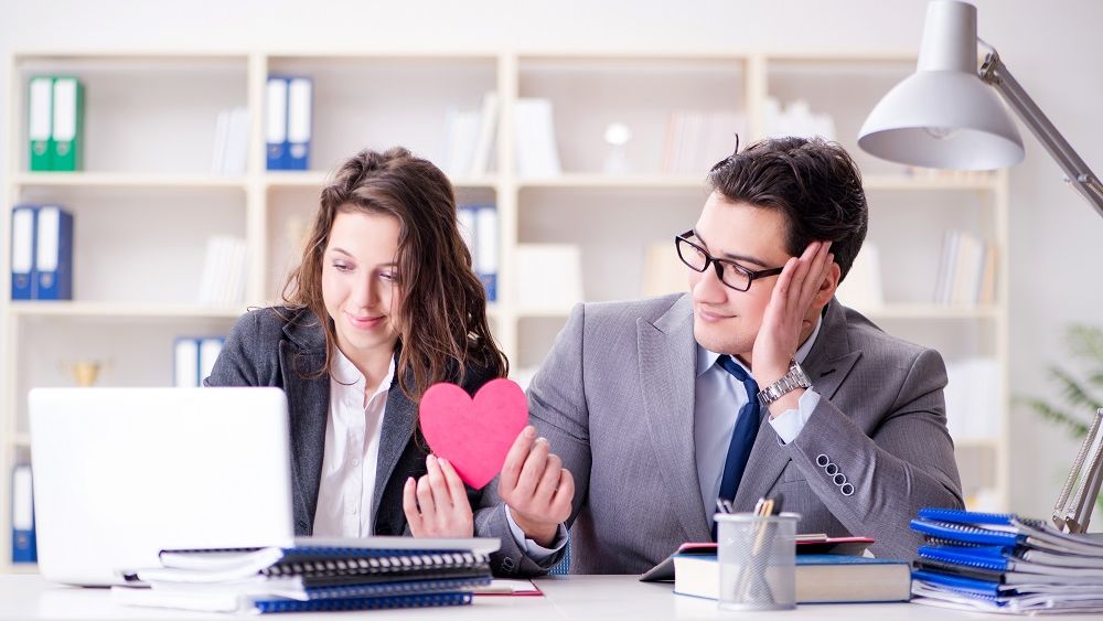 Ți-ai găsit jumătatea, dar lucrează în același loc cu tine? Ce trebuie să știi despre relațiile amoroase de la locul de muncă