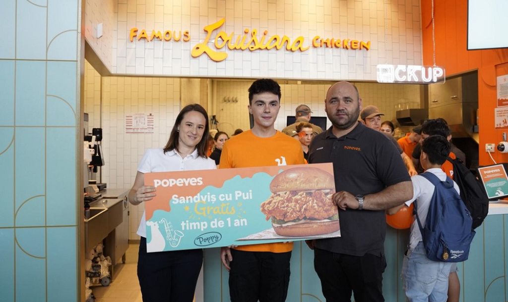 Coadă ca pe vremea lui Ceaușescu la deschiderea unui fast-food în Craiova. Oltenii s-au aliniat l - Imagine 1
