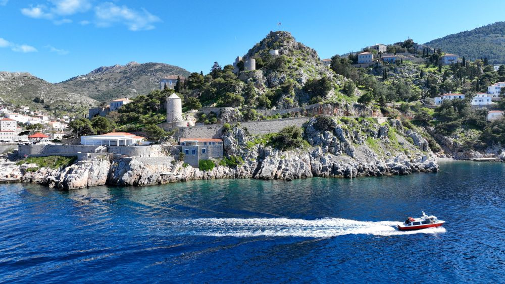 O altfel de vacanță în Grecia: insula fără mașini, cu străduțe de piatră, golfuri și istorie boemă