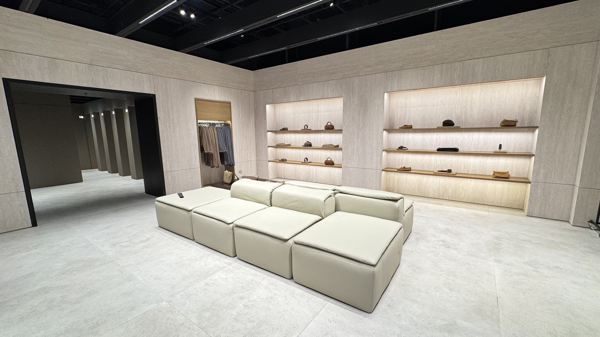 FOTO-VIDEO | Zara aduce în Sun Plaza ”robotul” care îți predă automat comanda online. Magazinul a fost redeschis