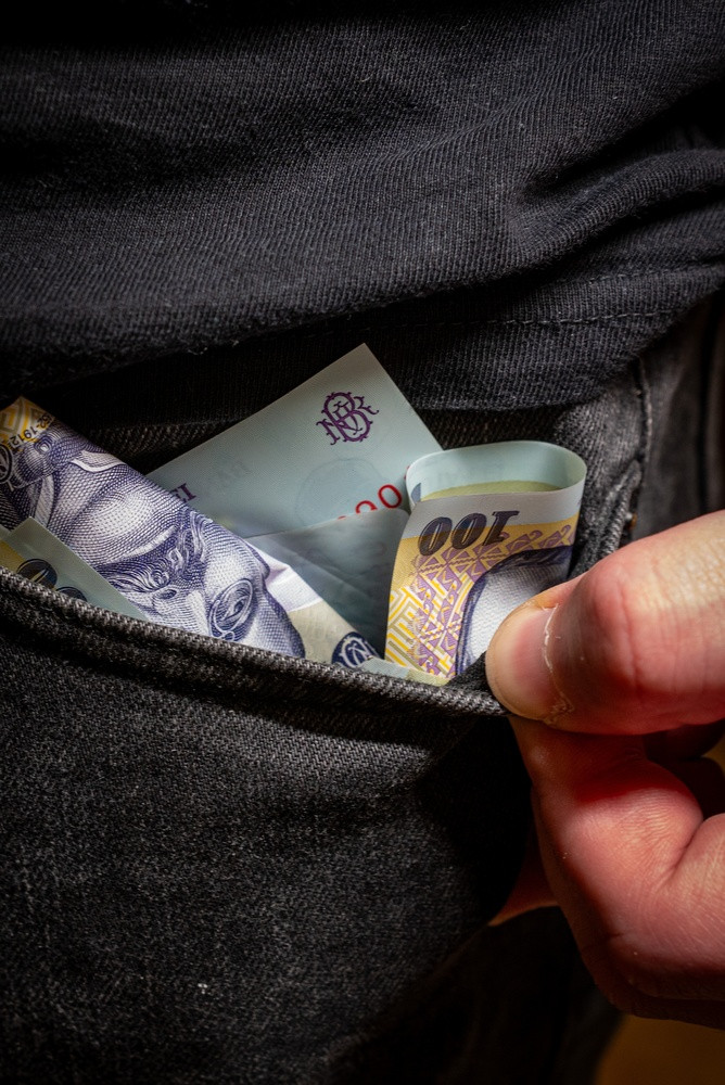 SONDAJ: Câți bani mai reușesc românii să pună deoparte. Scumpirile le reduc tot mai multe economiile