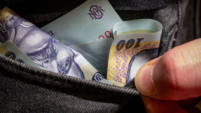 SONDAJ: Câți bani mai reușesc românii să pună deoparte. Scumpirile le reduc tot mai multe economiile