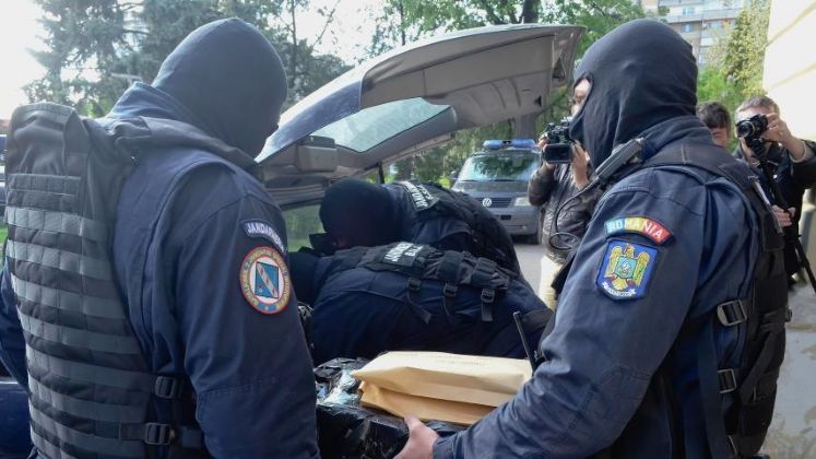 Mii de tigarete, sute de litri de motorina si material lemnos, confiscate de politisti in ultima saptamana