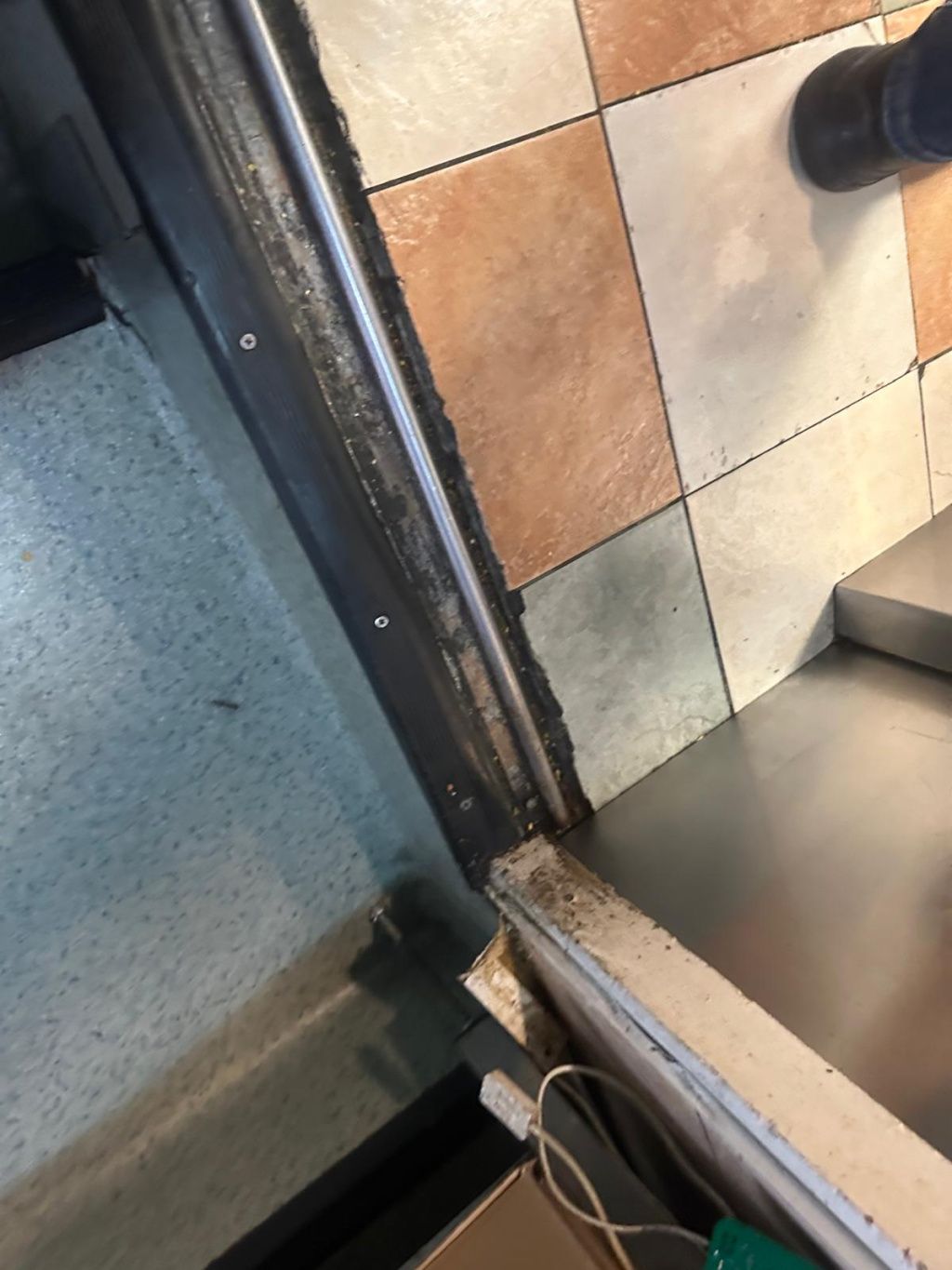 FOTO | ANPC a amendat unul dintre cele mai mari lanțuri de șaormerii din Capitală - Imagine 1