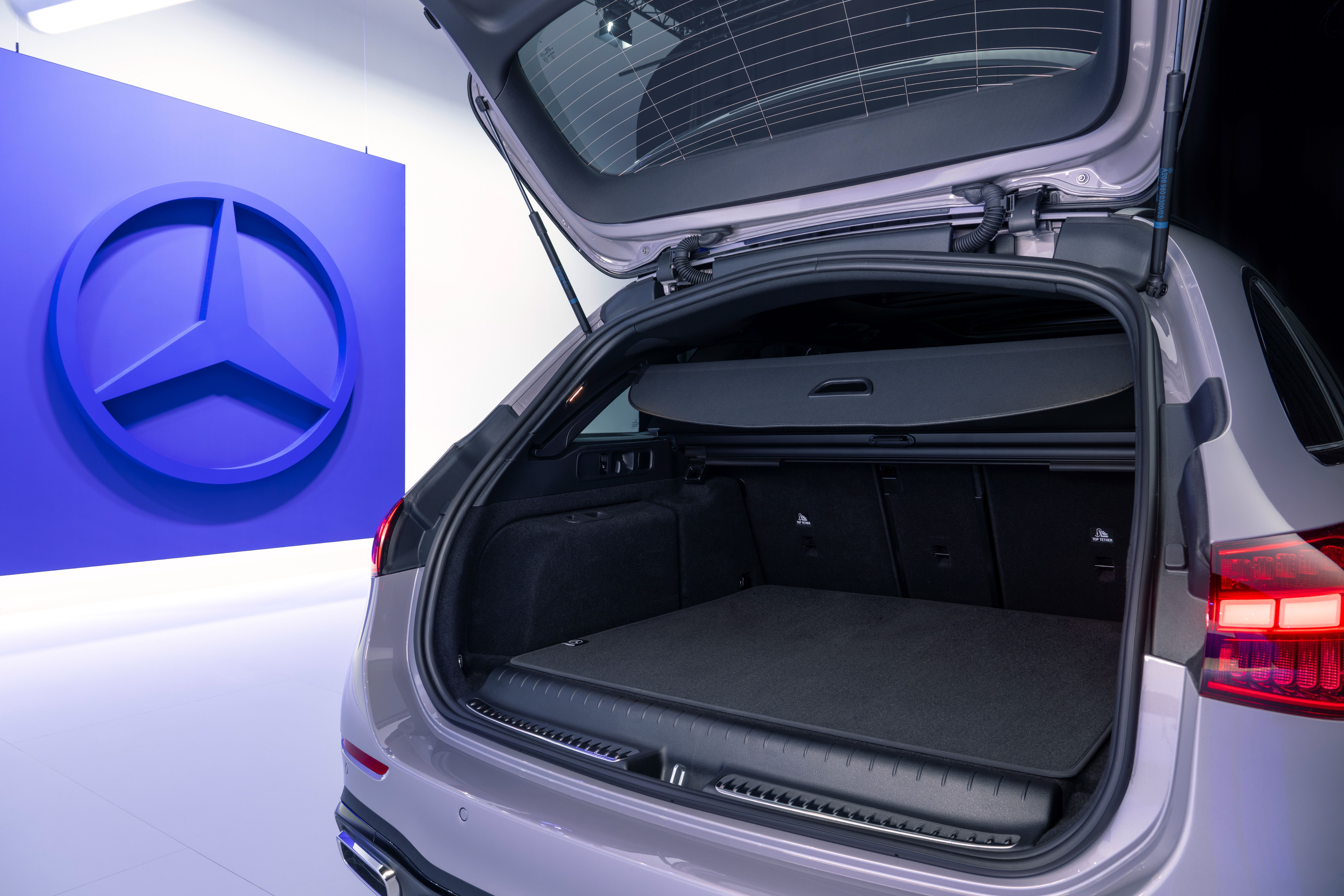 FOTO | Mercedes-Benz aduce un facelift Clasei C. Unele motoare dispar din gamă - Poza 12