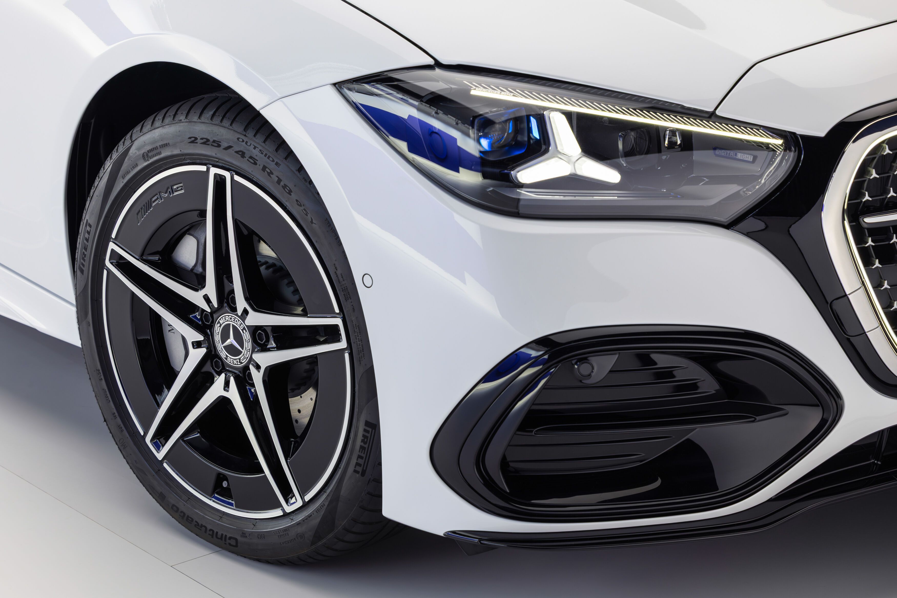 FOTO | Mercedes-Benz aduce un facelift Clasei C. Unele motoare dispar din gamă - Poza 5