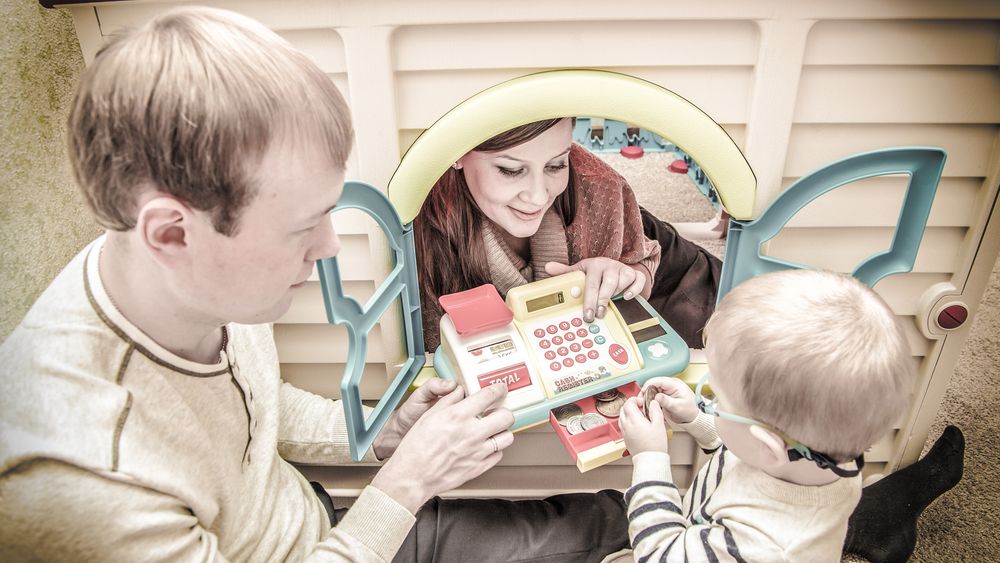 E în grija ta! Cinci idei despre cum să-i faci educație financiară copilului