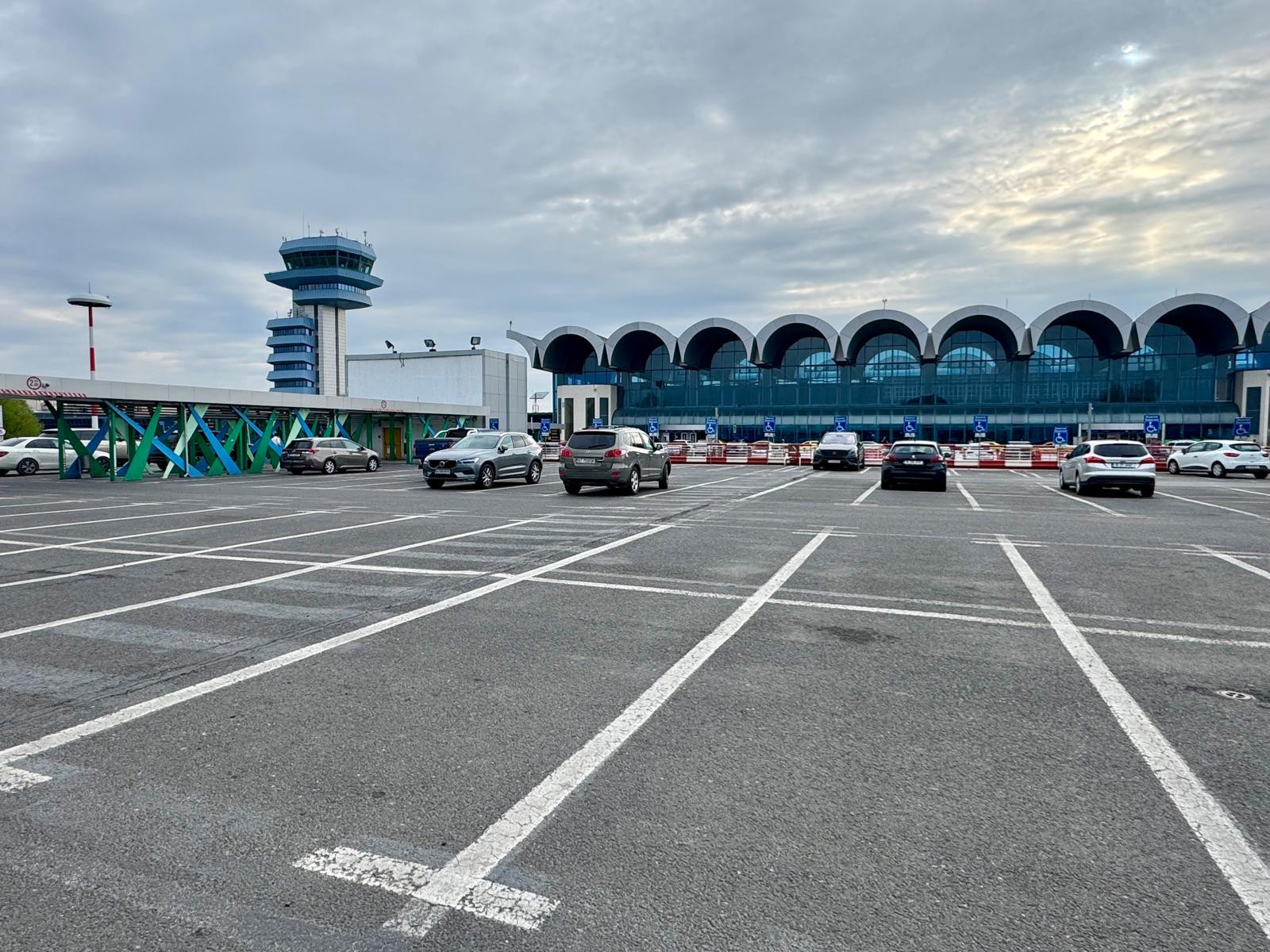 Acces simplificat în parcările aeroporturilor Henri Coandă și Băneasa pentru șoferii cu dizabilități. Cum funcționează sistemul