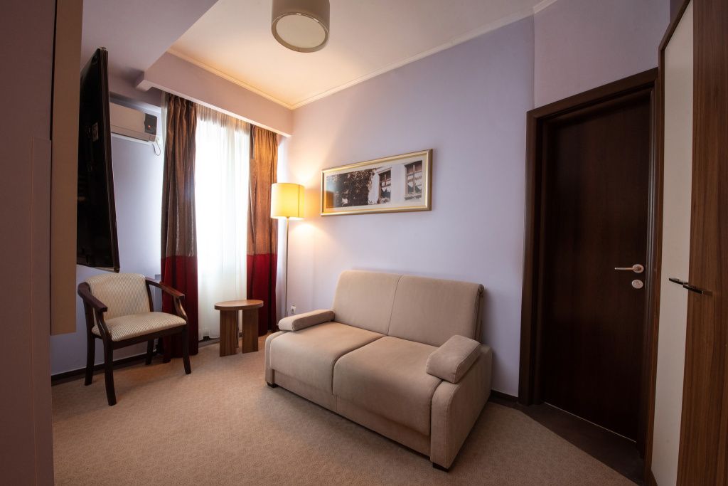 Hotelul Ambasador din Capitală are un nou proprietar! Hotelul va fi renovat și deschis sub un alt - Imagine 16