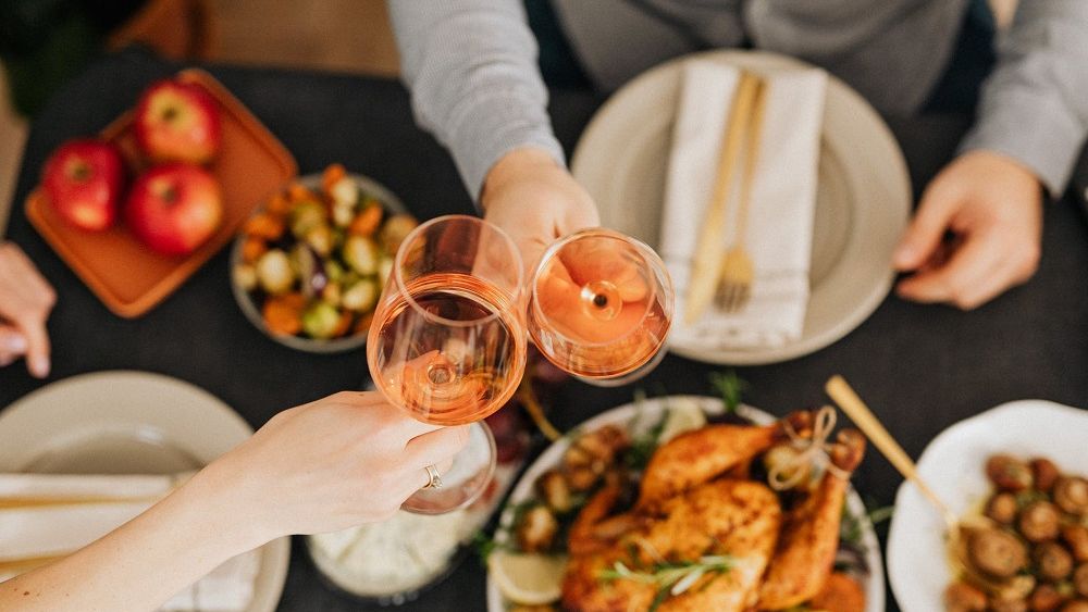 Care sunt cele mai potrivite vinuri pentru masa de Revelion. Recomandările unui somelier