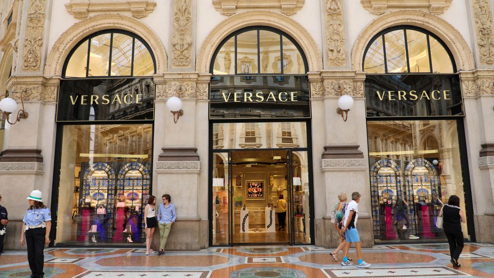 Tranzactia anului in fashion: Michael Kors a cumparat Versace. Ce planuri are brandul american