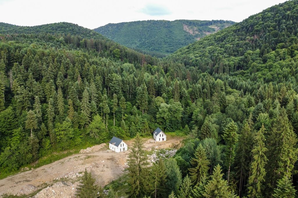 GALERIE FOTO | Proiect imobiliar de peste 12 mil. euro construit în mijlocul unei păduri seculare - Imagine 8