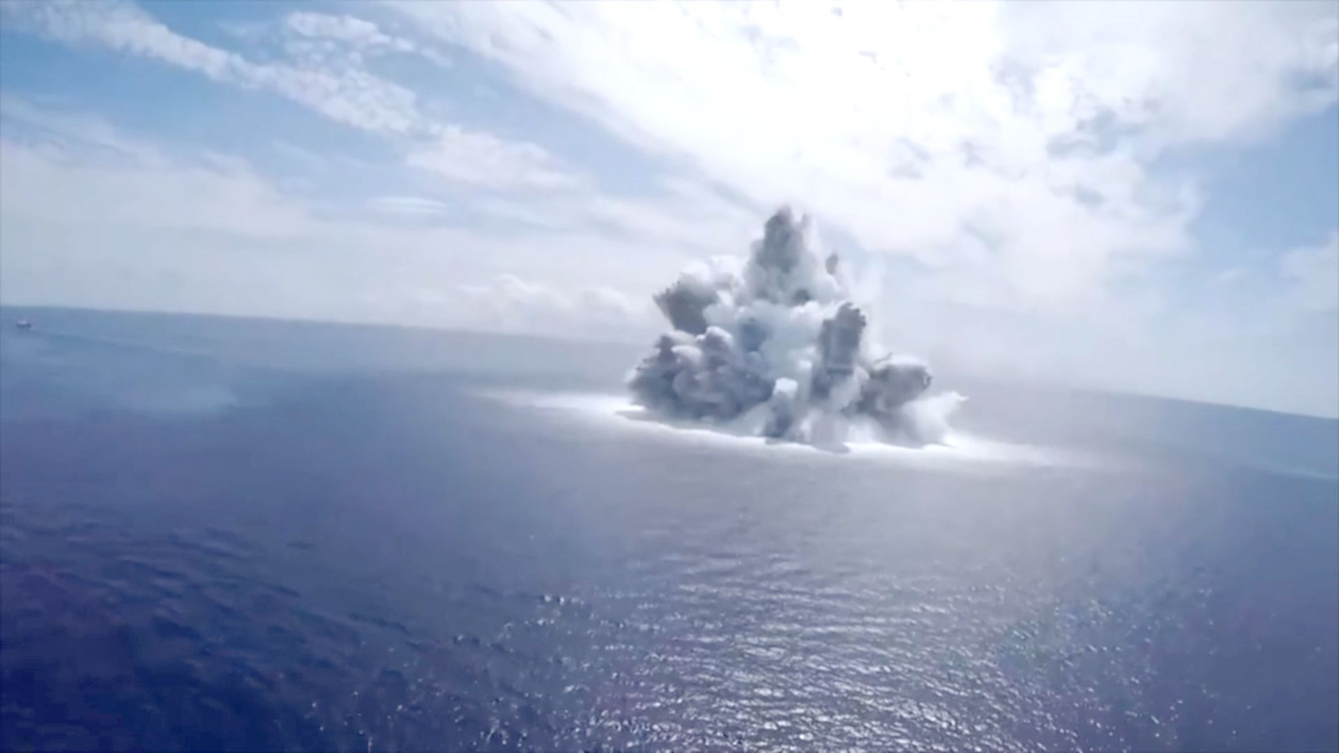VIDEO | Americanii testează rezistența unei nave detonând 18 tone de explozibil