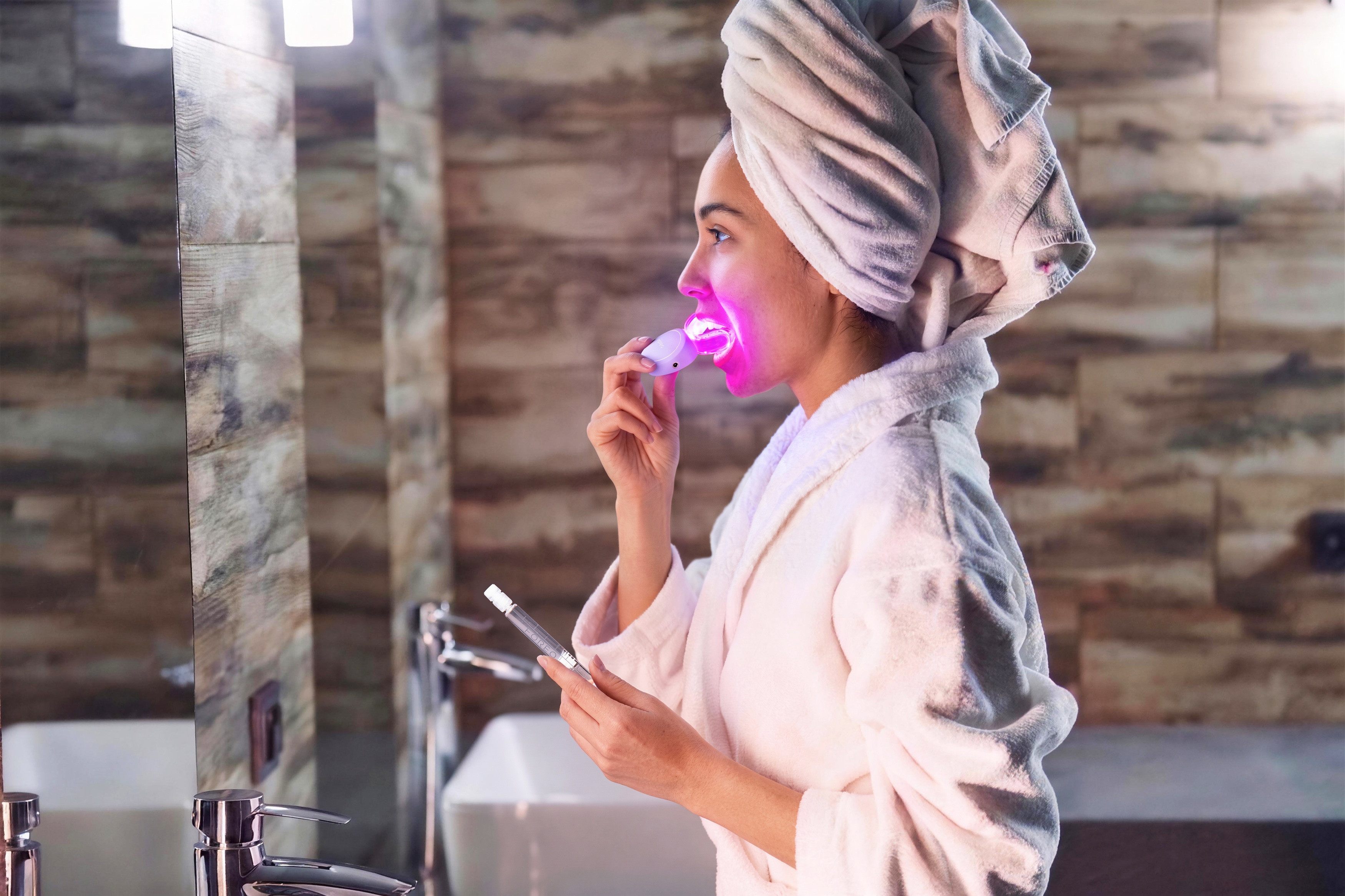 FOREO lansează issa Teeth Whitening Set: cum arată primul sistem sonic de albire a dinților pentru acasă