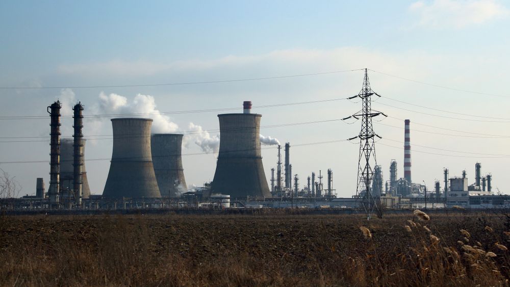 Probleme la Rafinăria Lukoil Ploieşti după o cădere de tensiune