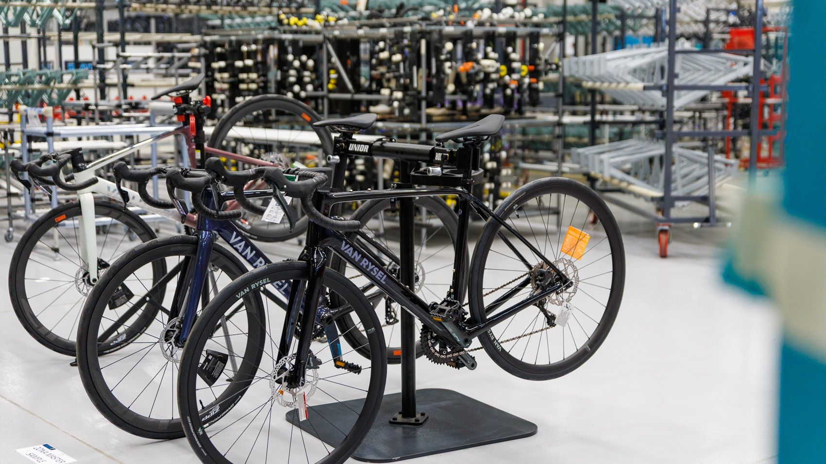 [FOTO Reportaj] Drumul bicicletelor românești, exportate în toată Europa. Cum sunt construite în fabrica parteneră Decathlon din Timișoara