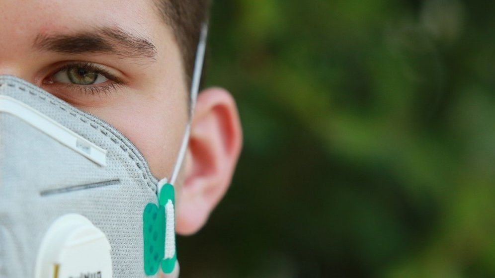 STUDIU: Purtarea măștii ar putea preveni 130.000 de decese în SUA