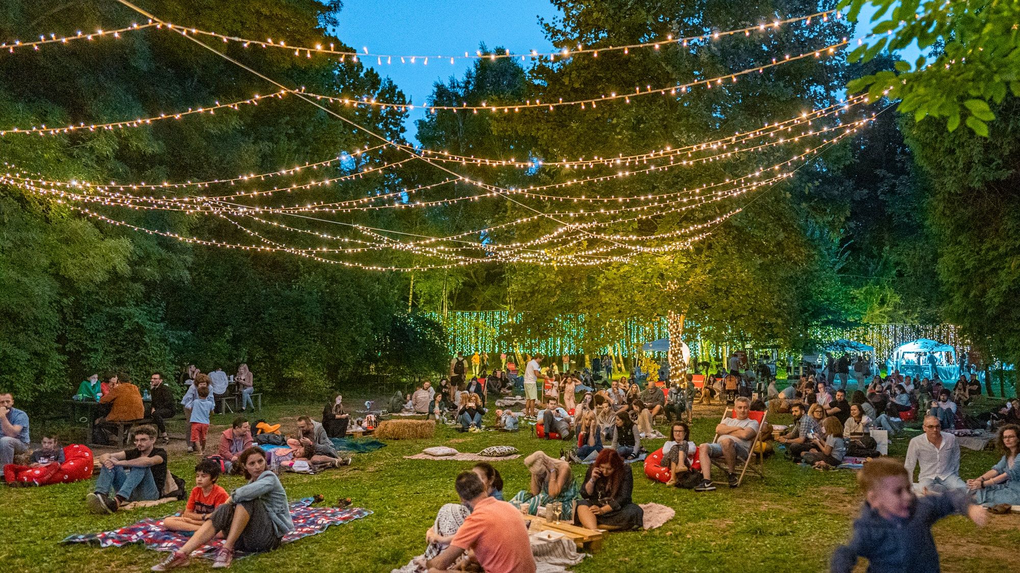 Se reiau weekendurile cu spectacole la Grădina Botanică din București: jazz, poezie, proiecții de film